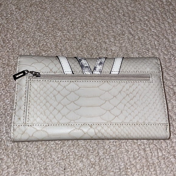 Brand New - Guess Wallet - Picture 2 of 2